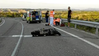 Los sanitarios intentan reanimar al motorista tendido en la carretera A-1413 cerca de Cretas.