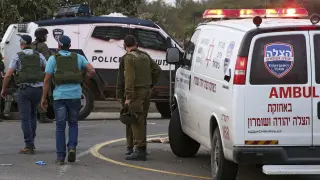 Agentes de seguridad acuden a la zona para trasladar al israelí herido al hospital más cercano.