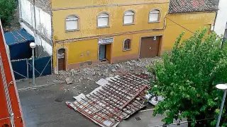 Cae la cubierta metálica de una casa en Monzón.
