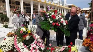 José Benito y Jesús Candil depositan flores en la tumba del soldado de los milagros en Melilla.