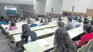 Instantes previos al examen, celebrado en la facultad de Derecho