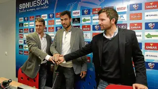 Josete Ortas, David Morillas y Lalo Arantegui en la rueda de prensa de renovación del futbolista.