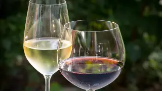 El vino es un componente primordial de la dieta mediterránea.