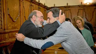 Yagüe dcha. se despidió con un caluroso abrazo del alcalde de Calatayud, José Manuel Aranda.