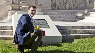 Rivera realizó una ofrenda floral al monumento de la Constitución de 1812