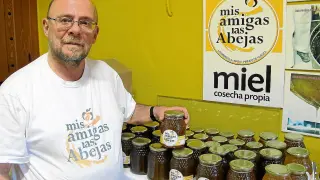 Francisco Parra, con los tarros de miel que produce y comercializa en Latorrecilla.