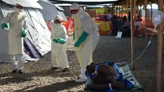 Trabajadores sanitarios asisten a un paciente con ébola en un centro de tratamiento de Sierra Leona.