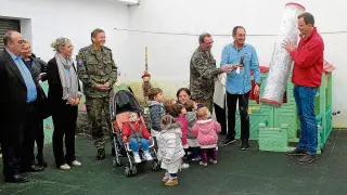 Miembros del Ejército en la escuela infantil de Perdiguera, localidad donde se entregó el dinero.