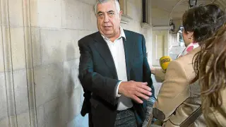 Antonio Arrufat llega a los juzgados de Teruel a primera hora de la mañana de ayer.
