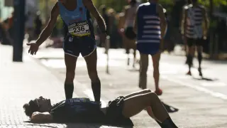 Un corredor descansa en el suelo tras cruzar la meta de la Behobia