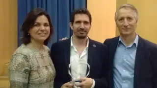 César Bona, recibiendo el premio de la Universidad de Zaragoza.