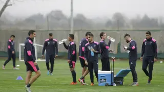 Los jugadores del Huesca beben agua durante un entrenamiento