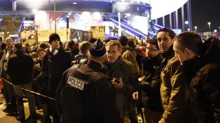 La Policía habla con varios aficionados junto al Estadio de Francia