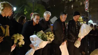 La banda irlandesa U2 depositan flores en el exterior de la sala Bataclan