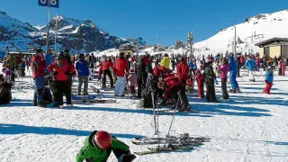 Un grupo de esquiadores, en la zona de Pista Grande de la estación de Candanchú.