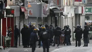 La Policía francesa en el barrio de Saint Denis.