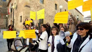 Un grupo de enfermeras protestando a las puertas donde se ha realizado el IX Congreso Regional de Farmacia, celebrado hoy en Soria