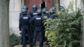 Policías a las puertas de una iglesia en Saint Denis.