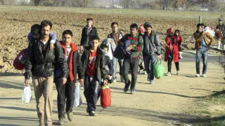 Un grupo de refugiados procedentes de Macedonia logra cruzar la frontera de Serbia
