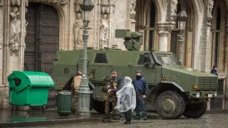 Una tanqueta militar protege la puerta del Ayuntamiento