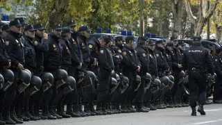 Cientos de policías custodian los exteriores del coliseo