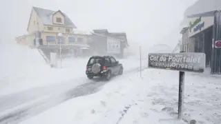 La nieve llegó acompañada de una fuerte ventisca en el puerto del Portalet, a casi 1.800 metros de altitud.