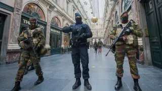 Policías y soldados patrullan las calles de la capital belga