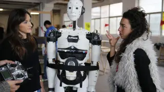 Un robot humanoide en tamaño real y de código abierto forma parte del festival de tecnología creativa Bilbao Maker Faire