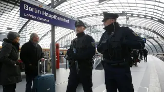 La Policía alemana en una estación de Berlín.