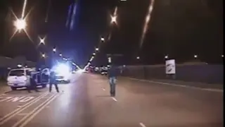Captura de video cedida hoy, martes 24 de noviembre de 2015, del disparo fatal al joven de 17 años aquan McDonald por el policía de la ciudad de Chicago