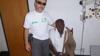 El óptico Enrique Ripoll, natural de la localidad sobrarbense de Torla, con un paciente en el hospital de Dono-Manga (en la República del Chad).