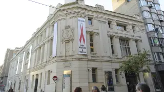 El Teatro Principal luce un lazo rojo para conmemorar el Día Mundial contra el Sida, que se celebra el 1 de diciembre.