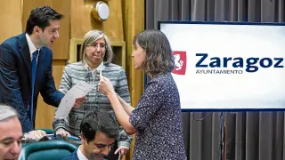 El concejal del PP Sebastián Contín dialoga con la edil de Movilidad, Teresa Artigas, de ZEC, en presencia de Mª Jesús Martínez.