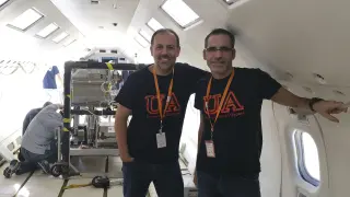Los investigadores José Solla-Gullón y Francisco José Vidal, en un avión de la NASA en Houston.