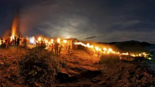 Fiesta del fuego en la localidad de Bonansa, donde sus habitantes suben a la ermita.