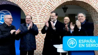 El presidente del Gobierno, Mariano Rajoy (c), junto al presidente de la Junta de Castilla y León, Juan Vicente Herrera (2i); y otros representantes del PP regional en Olmedo (Valladolid).