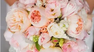 El ramo de novia tipo bouquet es uno de los más populares y se caracteriza por su forma redondeada.
