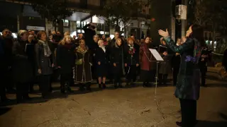 El coro cantó villancicos junto al belén en presencia del equipo del Ayuntamiento