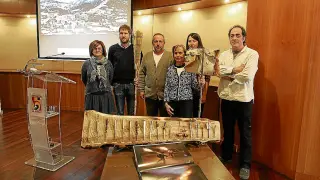 Los alcaldes viajaron a Huesca con las fallas. En primer plano, muestras en miniatura.