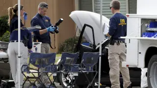 Agentes del FBI inspeccionan un domicilio relacionado con uno de los posibles atacantes del tiroteo en California.