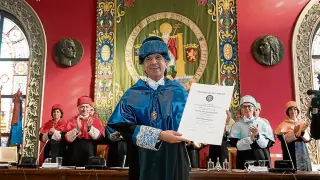 El investigador Carlos López Otín, con su diploma de doctor honoris causa por la Universidad de Zaragoza, en 2015.