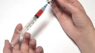 La vacuna de dosis alta ('Fluzone High-Dose') fue aprobada en 2009 por la agencia norteamericana del medicamento.