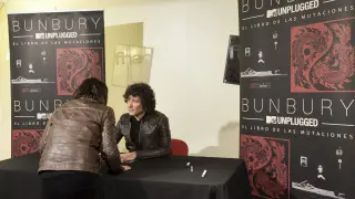 Bunbury firma discos de su último trabajo