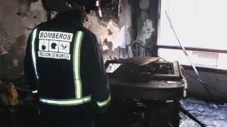 Interior de la vivienda incendiada en Yecla