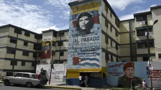 Varios murales en referencia a Chávez, en una calle de Caracas.