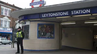 Una agente vigila la estación de metro donde se produjo el ataque