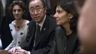 Ban Ki-moon junto a la alcaldesa de París Anne Hidalgo