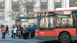 Usuarios de la línea 35 aguardan en la parada de la plaza de España.