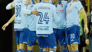 Los jugadores del Real Zaragoza celebran el gol que les dio la victoria en San Mamés.