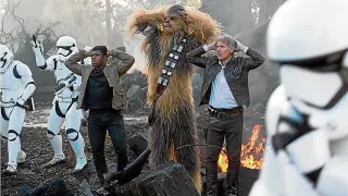 John Boyega, Chewbacca y Harrison Ford, protagonistas del nuevo capítulo de 'Star Wars'.